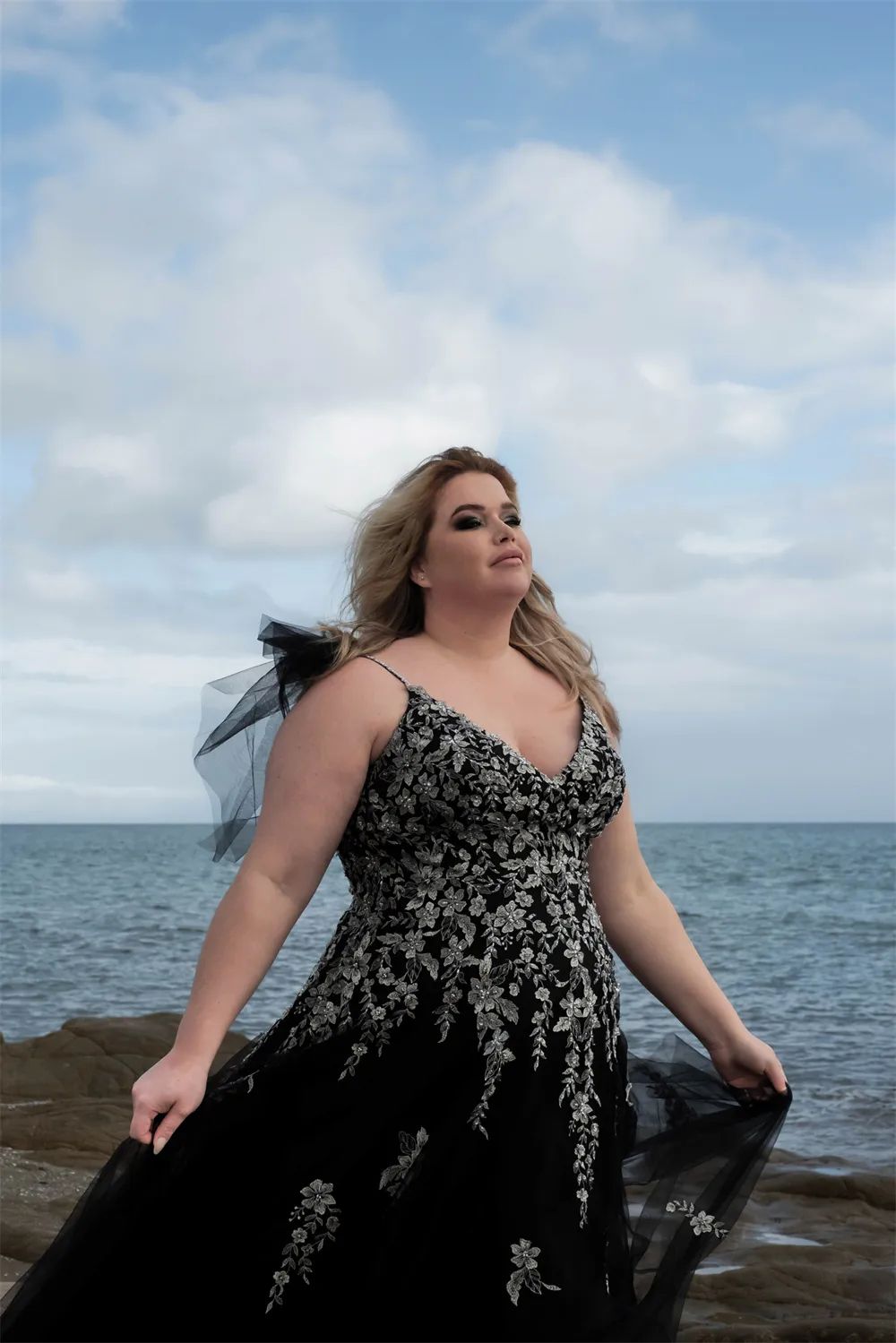 Outdoor A-Line Black And Gold Wedding Dresses Spaghetti Straps V-Neck Plus Size Bridal Gowns Lace Appliques Long Tulle Beach Bride Dress 2025 Gothic V