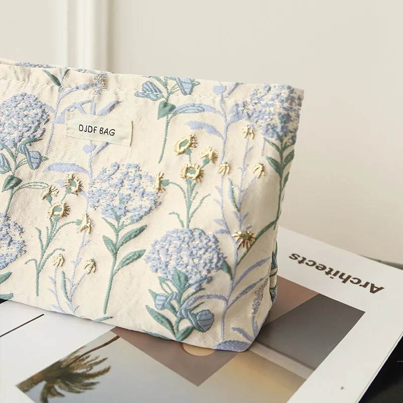 Womens Makeup Bag Blue Bouquet Large Capacity Sanitary Napkin Touchup Supplies Canvas Storage Toiletry 241019 zhanyishengli