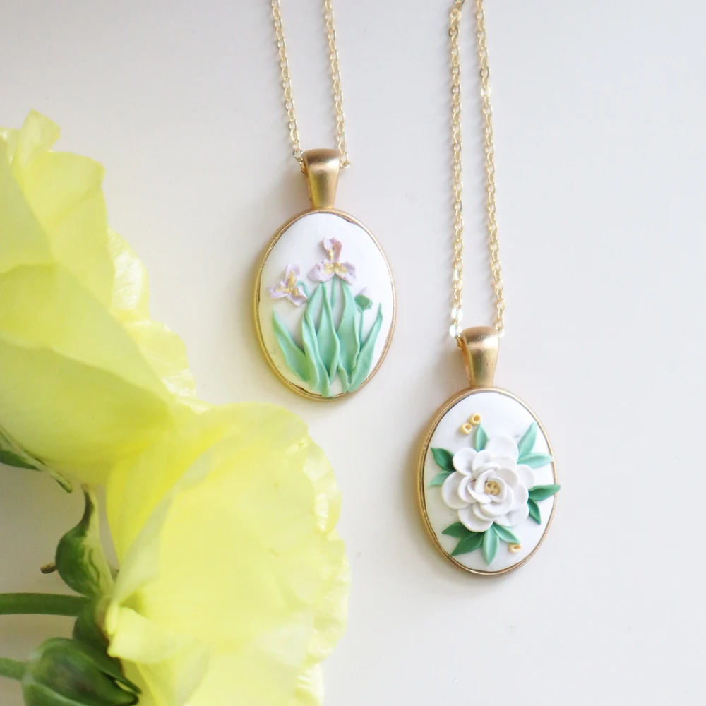 Clay flower pendant necklace suitable for girls simple fashionable and fashionable. Handmade polymer clay charm necklace set 241018