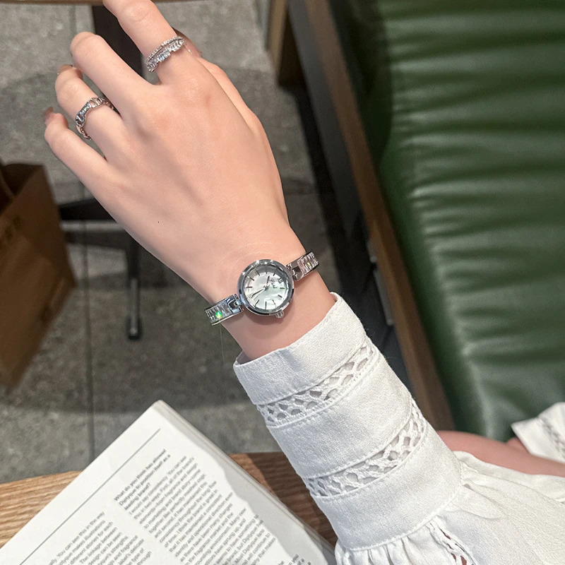 Time Corridor Light Rhinestone Temperature Bracelet Watch Niche Simple Fashion Casual Womens Steel Belt Quartz Watch 241009