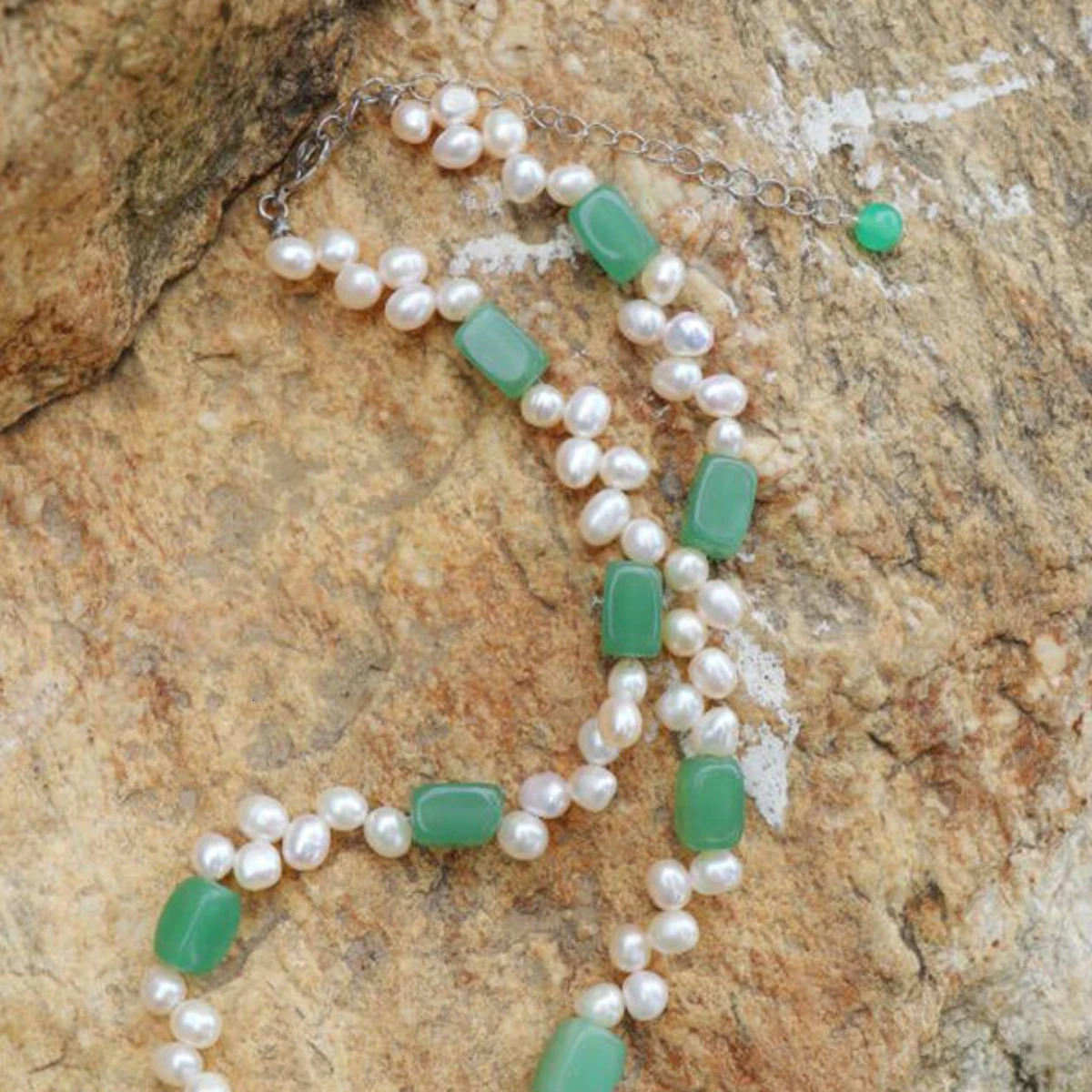 Bohemian style necklace natural stone shell and pearl decorative chain heart-shaped necklace suitable for womens vacations 241018
