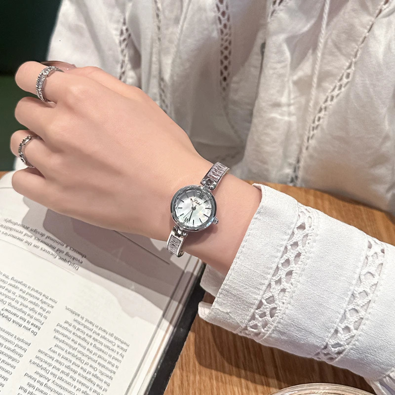 Time Corridor Light Rhinestone Temperature Bracelet Watch Niche Simple Fashion Casual Womens Steel Belt Quartz Watch 241009