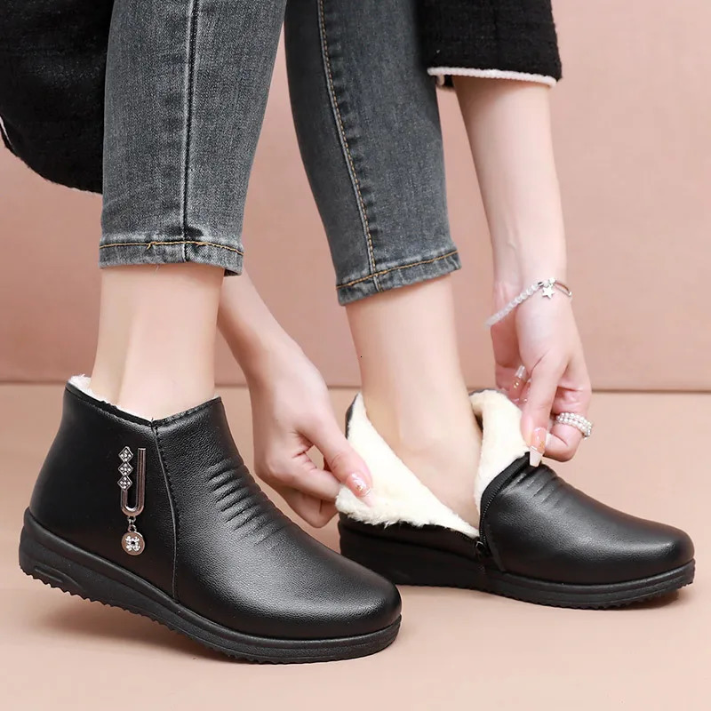 Womens Leather Ankle Boots Waterproof Snow Boots Womens Casual Lightweight Warm Winter Soft Leather Elderly Shoes 241018