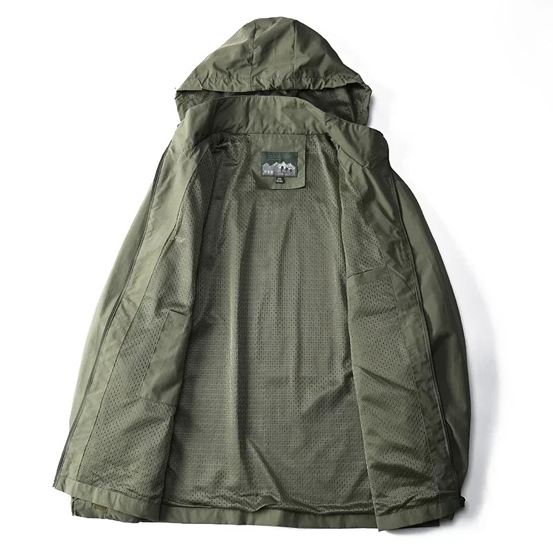 Outdoor sports mens jacket loose and comfortable top waterproof and windproof work jacket hooded attack jacket 241007