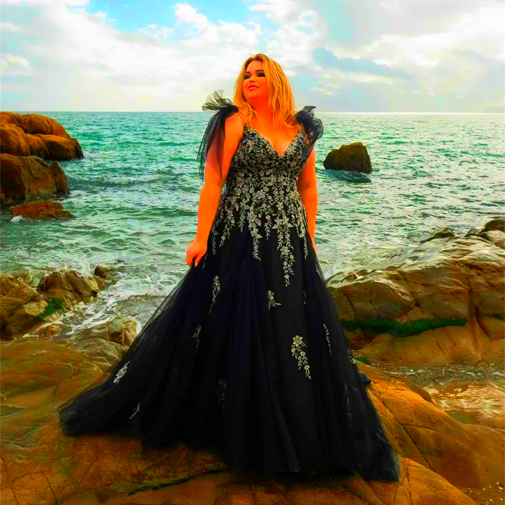 Outdoor A-Line Black And Gold Wedding Dresses Spaghetti Straps V-Neck Plus Size Bridal Gowns Lace Appliques Long Tulle Beach Bride Dress 2025 Gothic V