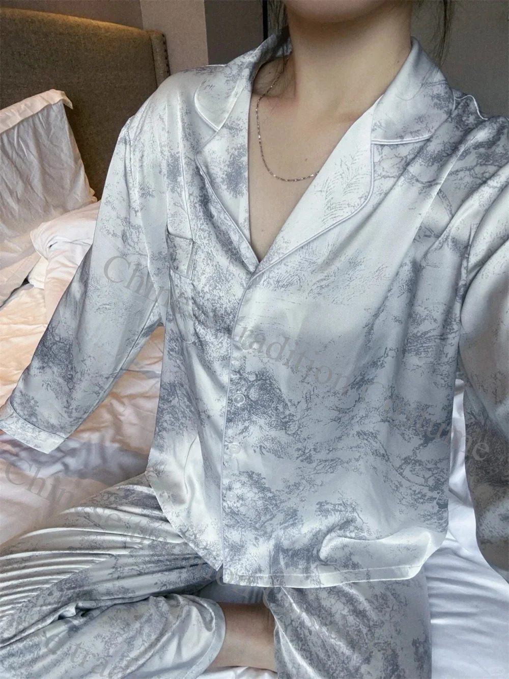 Long sleeved pajama set ice silk pajama womens loose home printed shirt and pants Trouser set 2PCS pajama soft pajama 241009