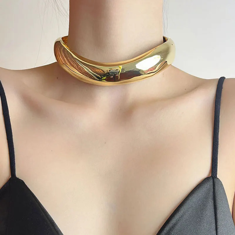 HUANZHI Minimalist Gloss Metal Wide Short Fat Necklace Suitable for Women Luxury Open Necklaces Fashionable Luxury Jewelry Gifts 2024 241018