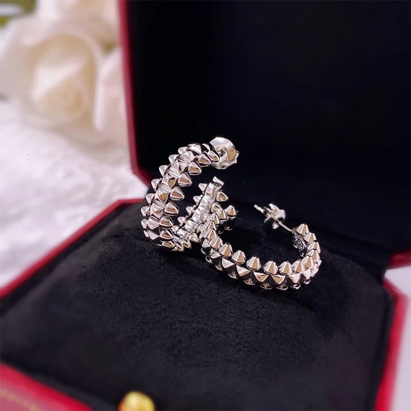 High quality bullet head rivet C-shaped earrings suitable for womens fashionable jewelry 241018
