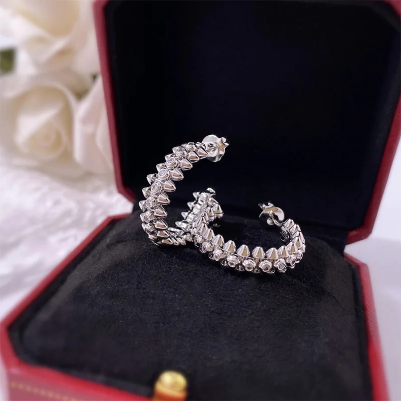 High quality bullet head rivet C-shaped earrings suitable for womens fashionable jewelry 241018