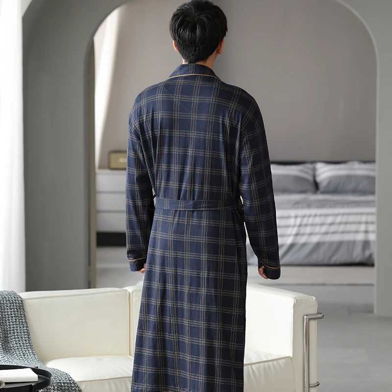 Newest M-4XL Autumn Bathrobe Men 100% Cotton sleep top Kimono Robes For Male Plaid Robes Long Bath Robe Bride Robe Dressing GownXJ241018