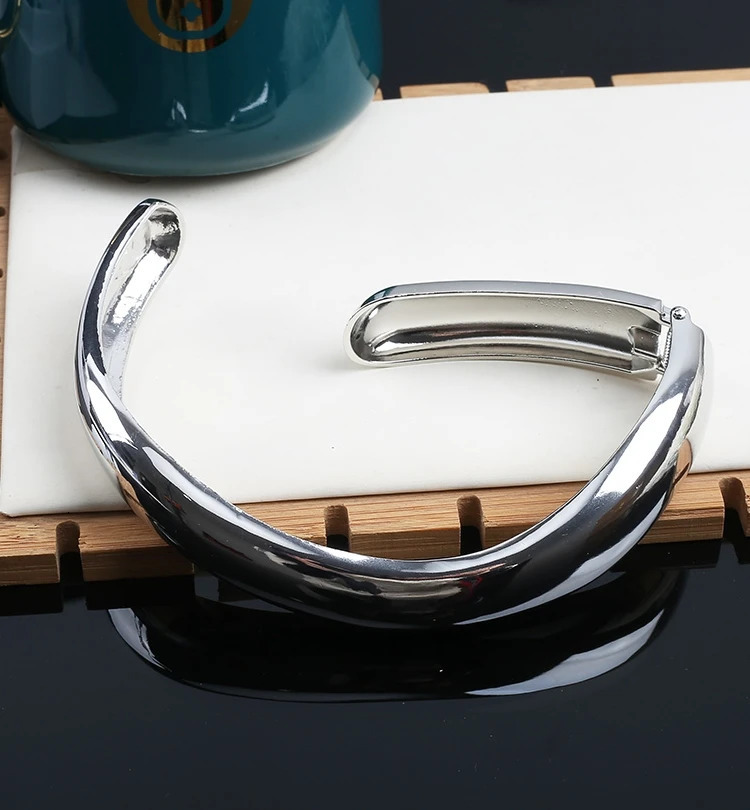 HUANZHI Minimalist Gloss Metal Wide Short Fat Necklace Suitable for Women Luxury Open Necklaces Fashionable Luxury Jewelry Gifts 2024 241018
