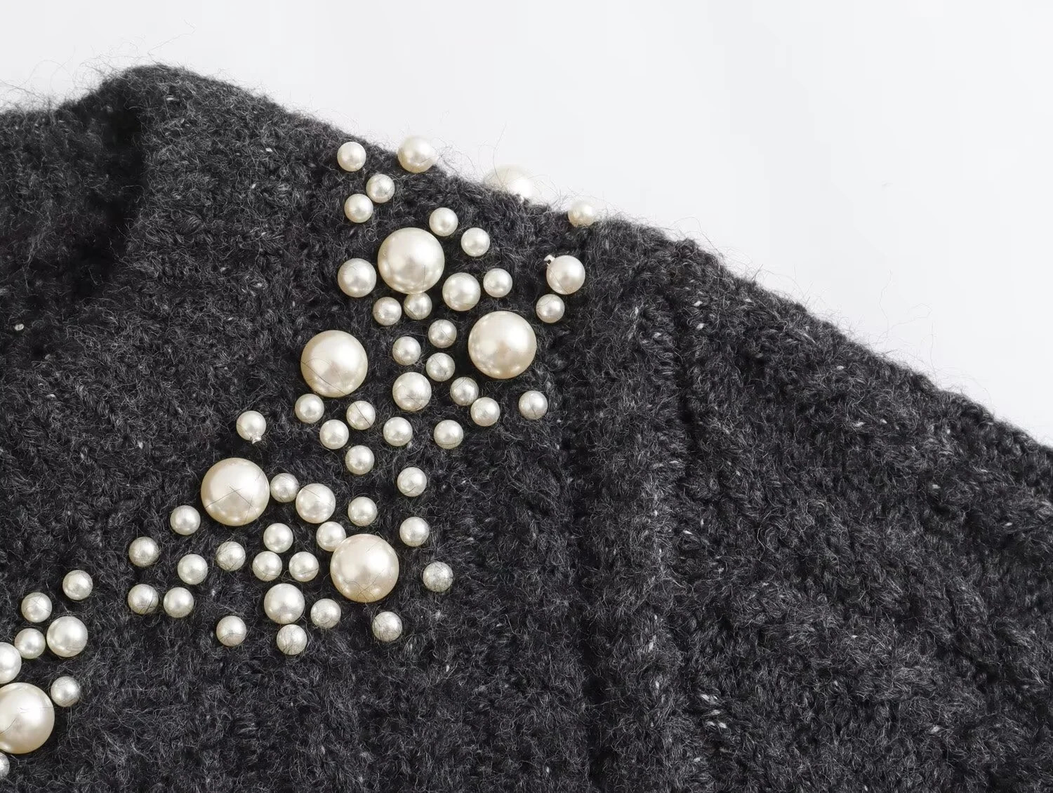 Autumn and winter sweet and fashionable temperature bright pearl craft knitted sweater cardigan wool sweater 241019