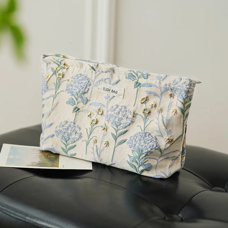Womens Makeup Bag Blue Bouquet Large Capacity Sanitary Napkin Touchup Supplies Canvas Storage Toiletry 241019 zhanyishengli