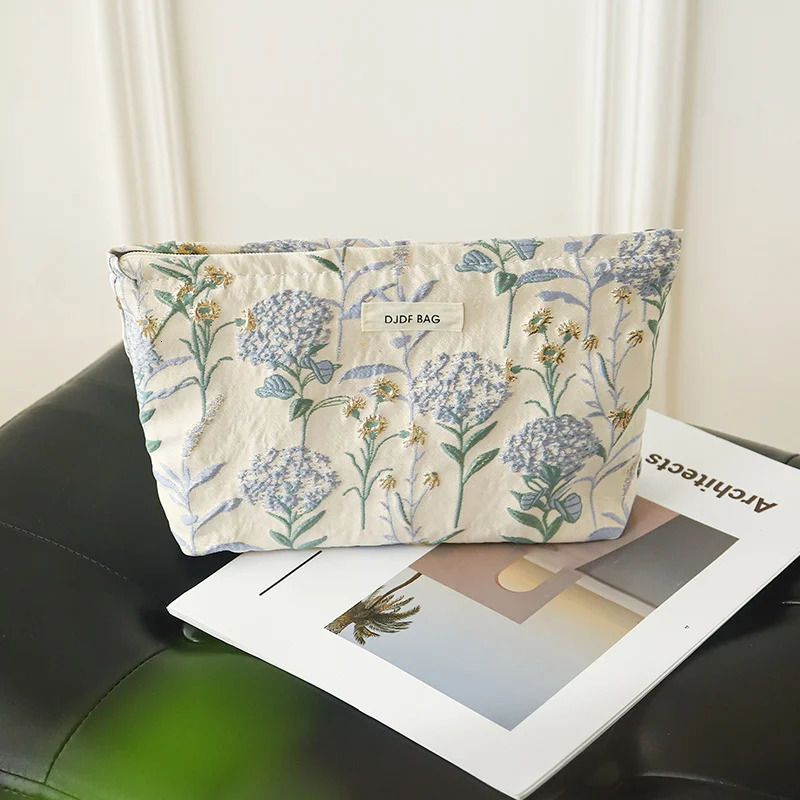 Womens Makeup Bag Blue Bouquet Large Capacity Sanitary Napkin Touchup Supplies Canvas Storage Toiletry 241019 zhanyishengli
