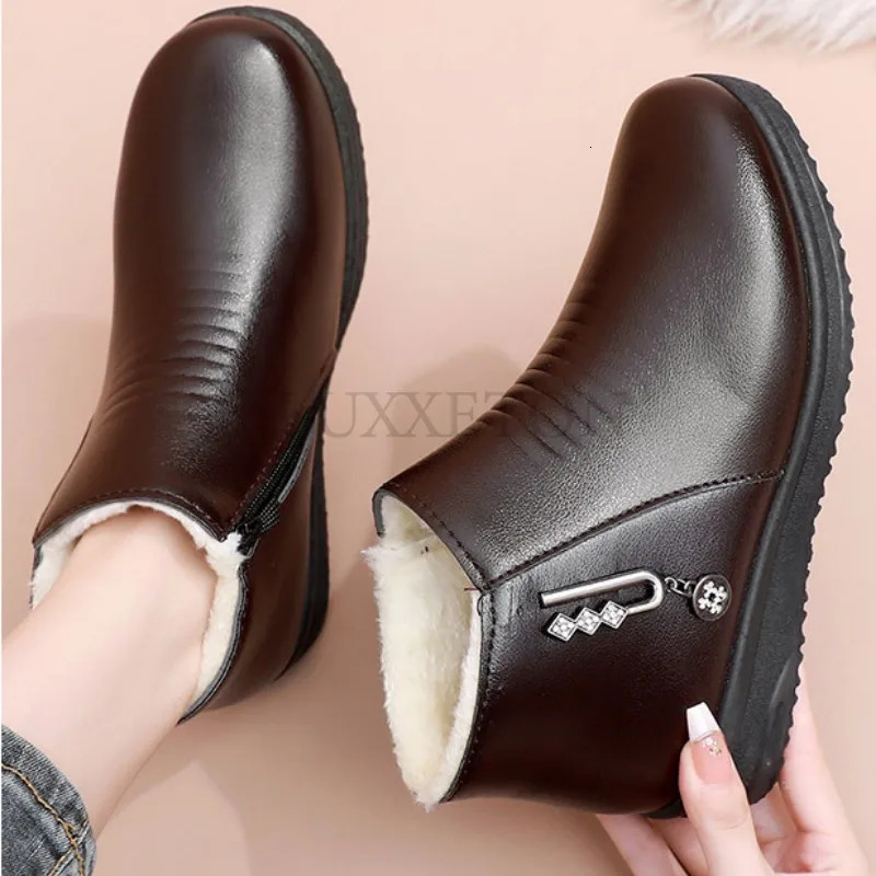Mom Shoes Elderly Cotton Shoes Soft soled Short Boots Womens Plush Insulated Flat Bottom Low Heel Round Toe Snow Boots 241018