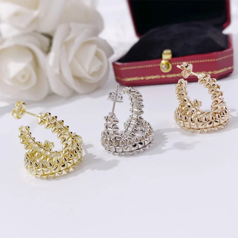 High quality bullet head rivet C-shaped earrings suitable for womens fashionable jewelry 241018
