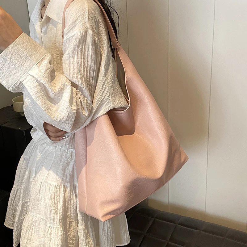 Retro large capacity commuting womens bag 2024 soft PU leather shoulder bag with pocket fashion trend er handbag 241018
