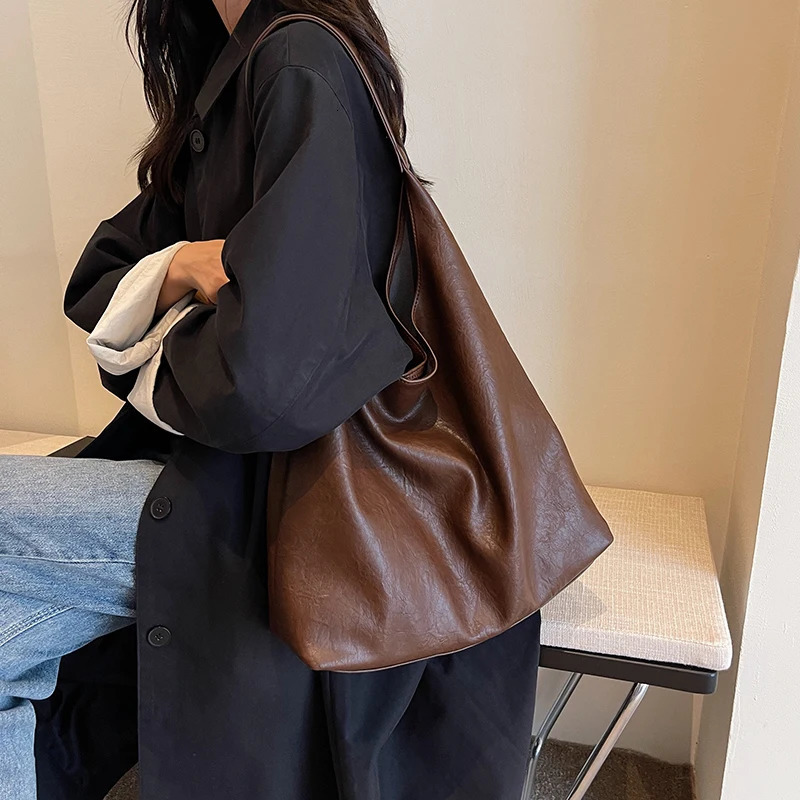 Retro large capacity commuting womens bag 2024 soft PU leather shoulder bag with pocket fashion trend er handbag 241018