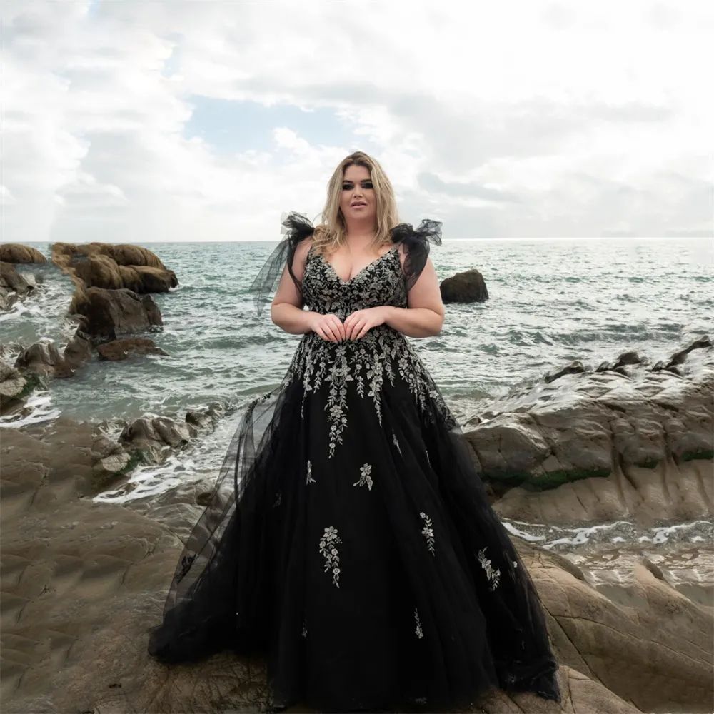 Outdoor A-Line Black And Gold Wedding Dresses Spaghetti Straps V-Neck Plus Size Bridal Gowns Lace Appliques Long Tulle Beach Bride Dress 2025 Gothic V