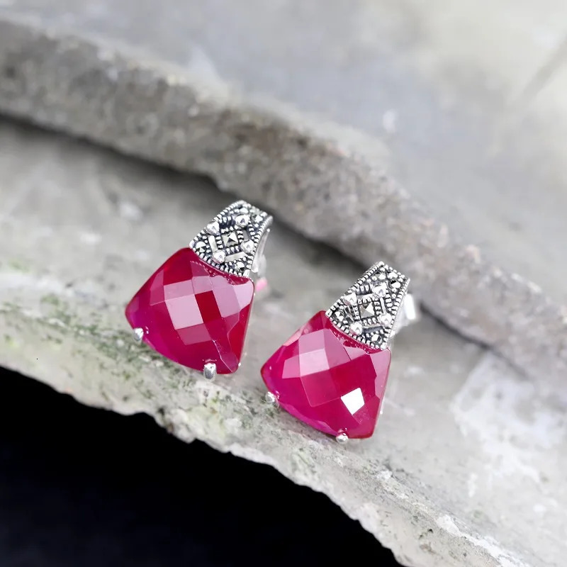 Classic ruby earrings with exquisite and high-end ruby cutting suitable for womens fashionable party jewelry gifts 241018