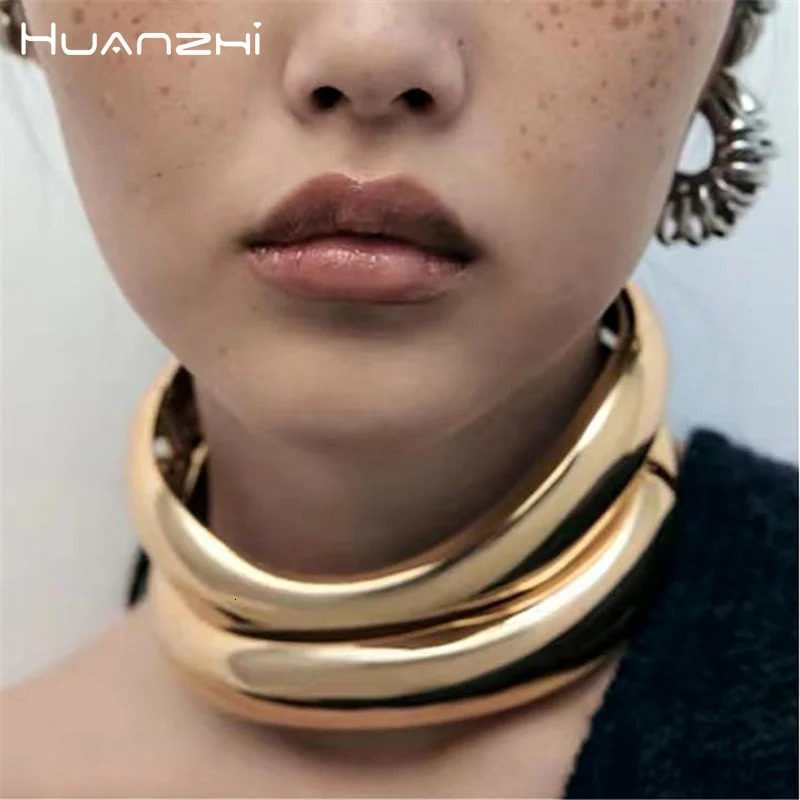 HUANZHI Minimalist Gloss Metal Wide Short Fat Necklace Suitable for Women Luxury Open Necklaces Fashionable Luxury Jewelry Gifts 2024 241018