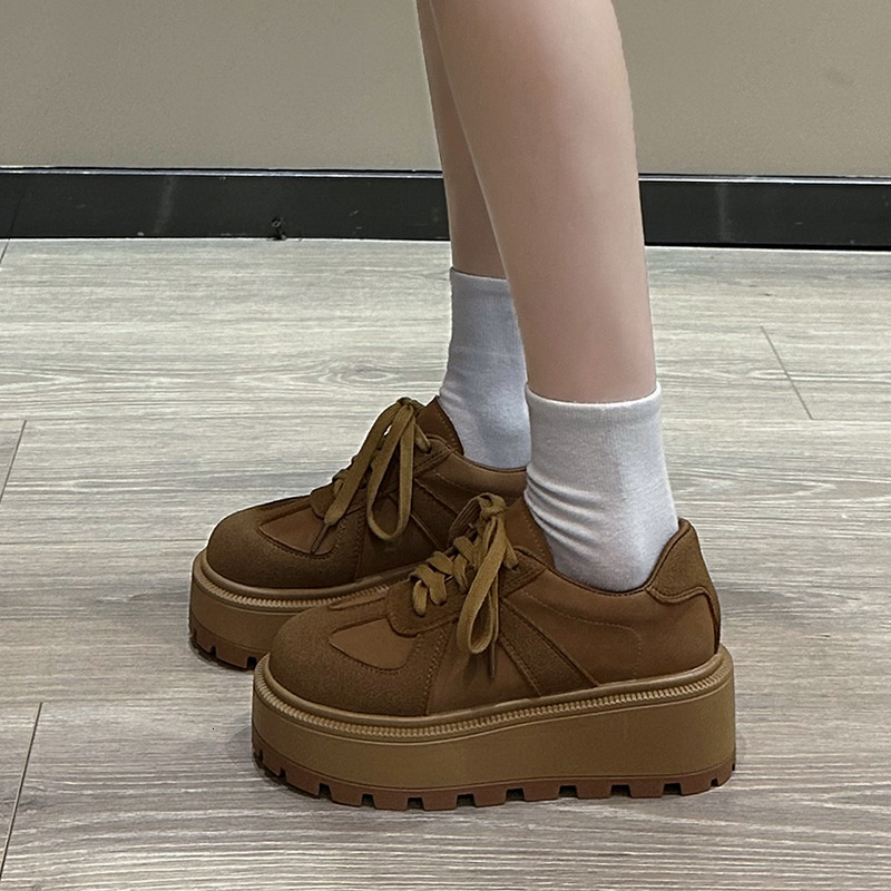 Sponge cake thick sole height increasing board shoes for women, 2024 autumn new versatile height increasing lightweight casual sports bread shoes