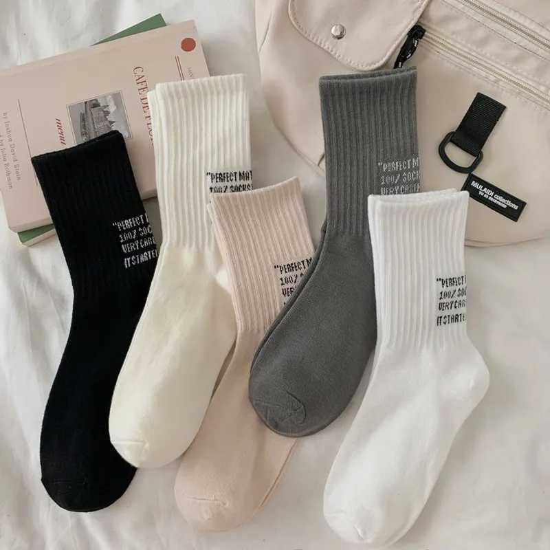 New White Autumn And Winter Socks Alphabet Long Tube Sports Socks Mens Couple Medium Tube Tide Socks Pure CottonXJ241019