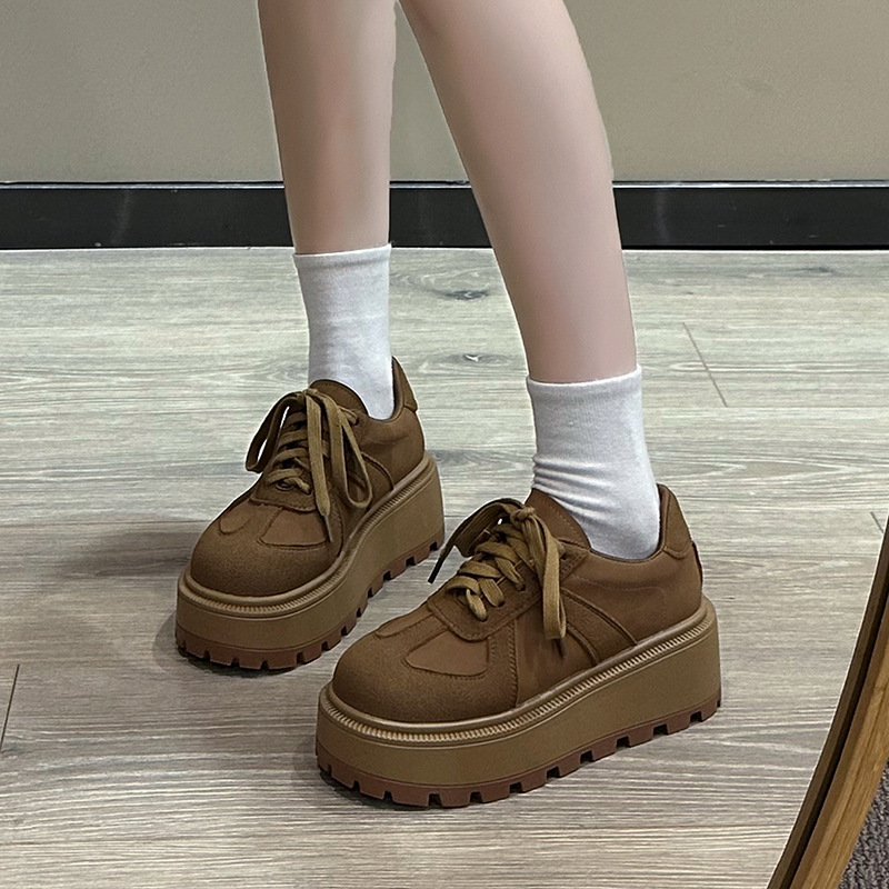 Sponge cake thick sole height increasing board shoes for women, 2024 autumn new versatile height increasing lightweight casual sports bread shoes