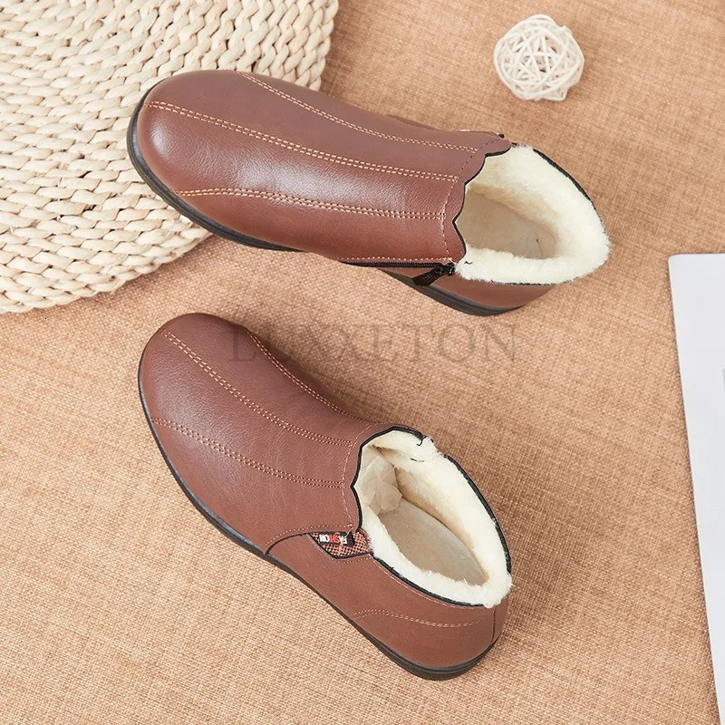 Flat bottomed round snow boots suitable for mothers to keep warm plush comfortable and soft cotton shoes womens short boots 241018