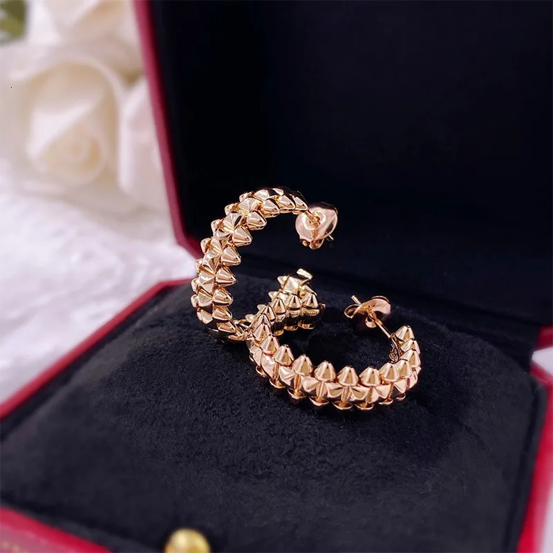 High quality bullet head rivet C-shaped earrings suitable for womens fashionable jewelry 241018