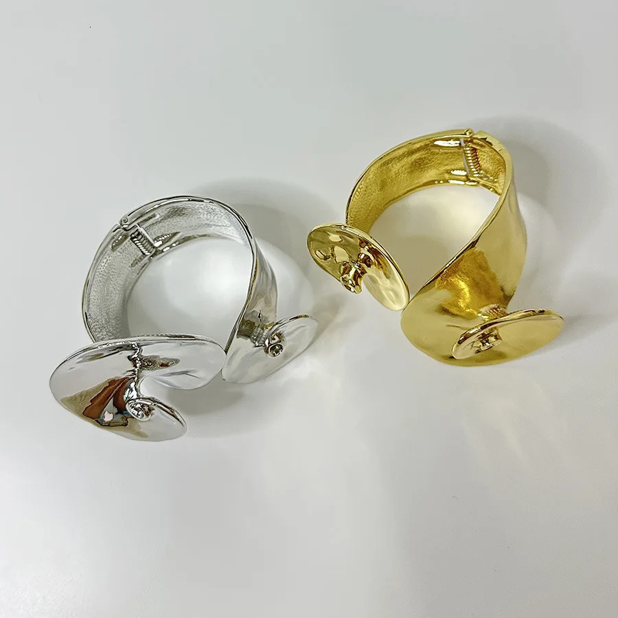 2024 Super Heavy Metal Conical Spiral Bracelet Luxury Premium Womens Simple Commuting Jewelry 241018
