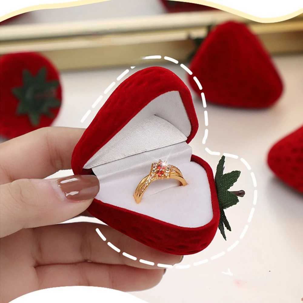 Velvet Red Strawberry Ring Box Romantic Wedding Jewelry Rack Box Plush Jewelry Display Box Valentines Day Gift W241019