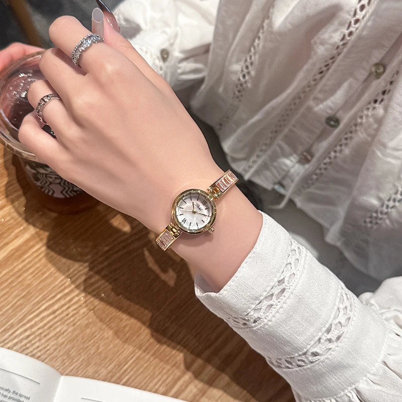 Time Corridor Light Rhinestone Temperature Bracelet Watch Niche Simple Fashion Casual Womens Steel Belt Quartz Watch 241009