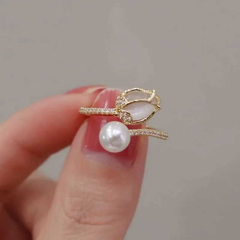 Luxury Fashion Tulip Flower Pearl Ring Womens Temperature Pearl Zircon Adjustable Open Ring Elegant Wedding Party Jewelry Y241019