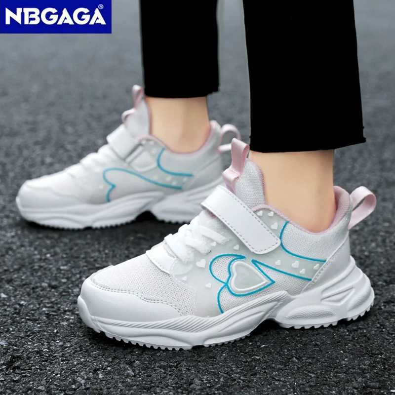 Athletic Outdoor Fashionable sports girls shoes breathable childrens Swt heart-shaped printed casual shoes lightweight childrens walking shoes anti sl