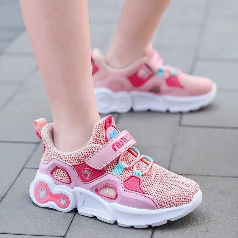 Athletic Outdoor 2024 Girls Summer Mesh Breathable Sneakers Childrens Casual Shoes Boys Beach Sandals Childrens Lightweight Non slip Sandals H241019