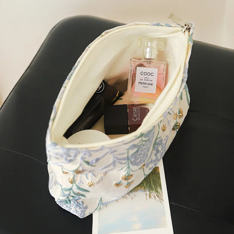 Womens Makeup Bag Blue Bouquet Large Capacity Sanitary Napkin Touchup Supplies Canvas Storage Toiletry 241019 zhanyishengli