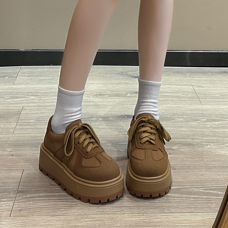 Sponge cake thick sole height increasing board shoes for women, 2024 autumn new versatile height increasing lightweight casual sports bread shoes