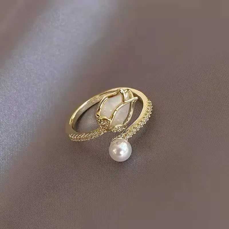 Luxury Fashion Tulip Flower Pearl Ring Womens Temperature Pearl Zircon Adjustable Open Ring Elegant Wedding Party Jewelry Y241019
