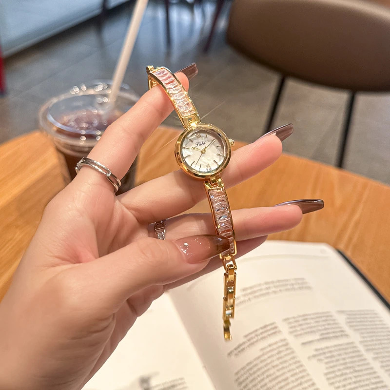 Time Corridor Light Rhinestone Temperature Bracelet Watch Niche Simple Fashion Casual Womens Steel Belt Quartz Watch 241009