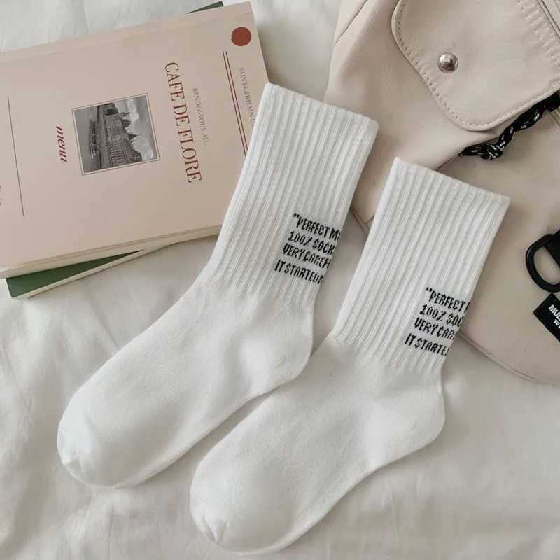 New White Autumn And Winter Socks Alphabet Long Tube Sports Socks Mens Couple Medium Tube Tide Socks Pure CottonXJ241019