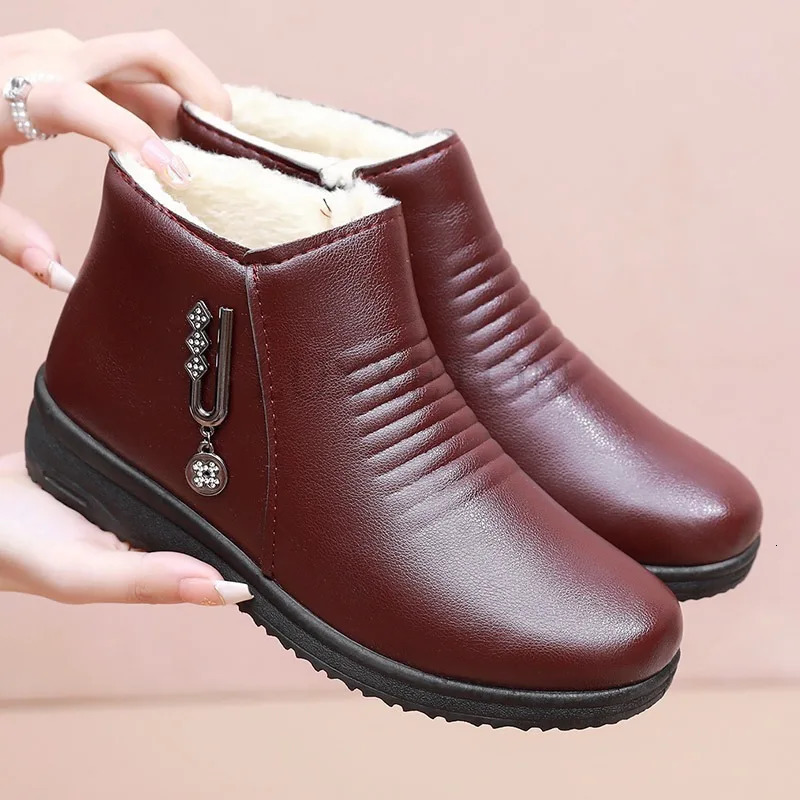 Mom Shoes Elderly Cotton Shoes Soft soled Short Boots Womens Plush Insulated Flat Bottom Low Heel Round Toe Snow Boots 241018