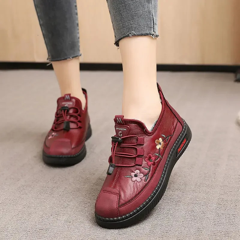 Leather and fur Moccasins womens sports shoes suitable for elderly women soft and comfortable Loafers Zapatos Mujer Chaussures 2024 241018