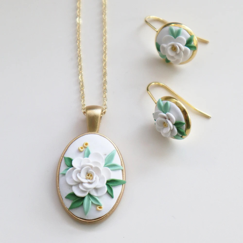 Clay flower pendant necklace suitable for girls simple fashionable and fashionable. Handmade polymer clay charm necklace set 241018