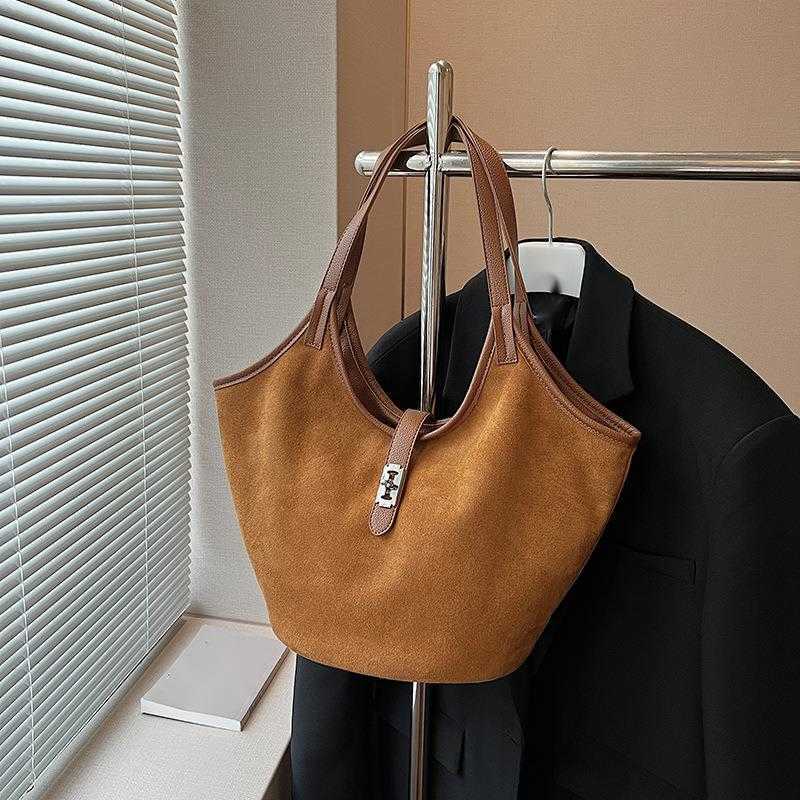 CMM Autumn and Winter Suede Bag for Women New Casual Large Capacity Shoulder Bag Commuting Tote Bag