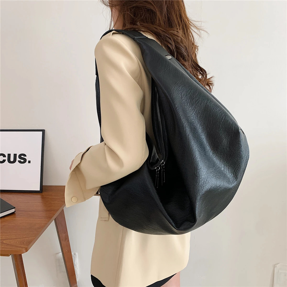 Large black shoulder bag womens large homeless shopping bag solid color high-quality soft leather cross body handbag womens travel handbag 241018 ww