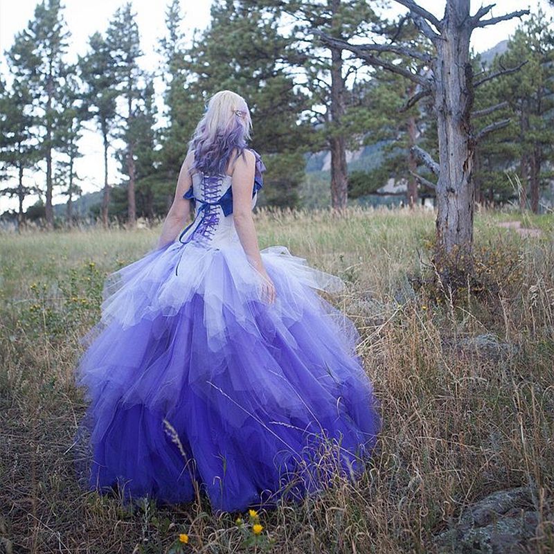 Romantic Corset Wedding Dresses Colorful Tulle Lavender Blue With White Tulle Tiered Bridal Dress Sweetheart Strapless Spring Summer Pluffy Country We