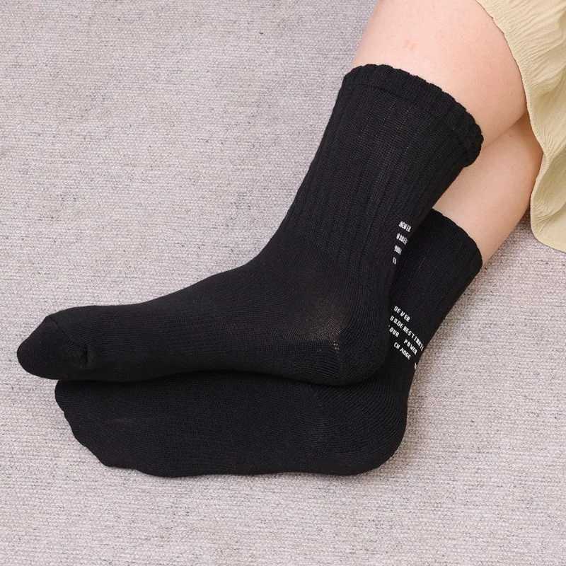 Cotton Letter Socks Men and Women Sports Breathable New Designer Crew Socks Autumn Winter Solid Casual Skateboard Hiphop SockXJ241019