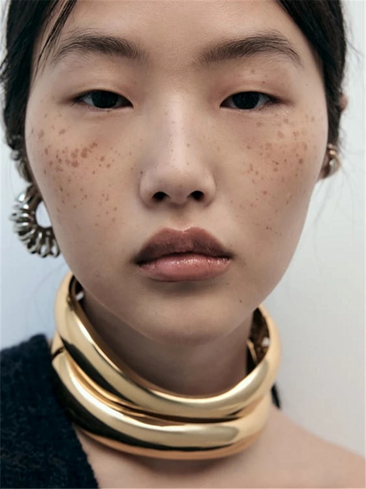 HUANZHI Minimalist Gloss Metal Wide Short Fat Necklace Suitable for Women Luxury Open Necklaces Fashionable Luxury Jewelry Gifts 2024 241018