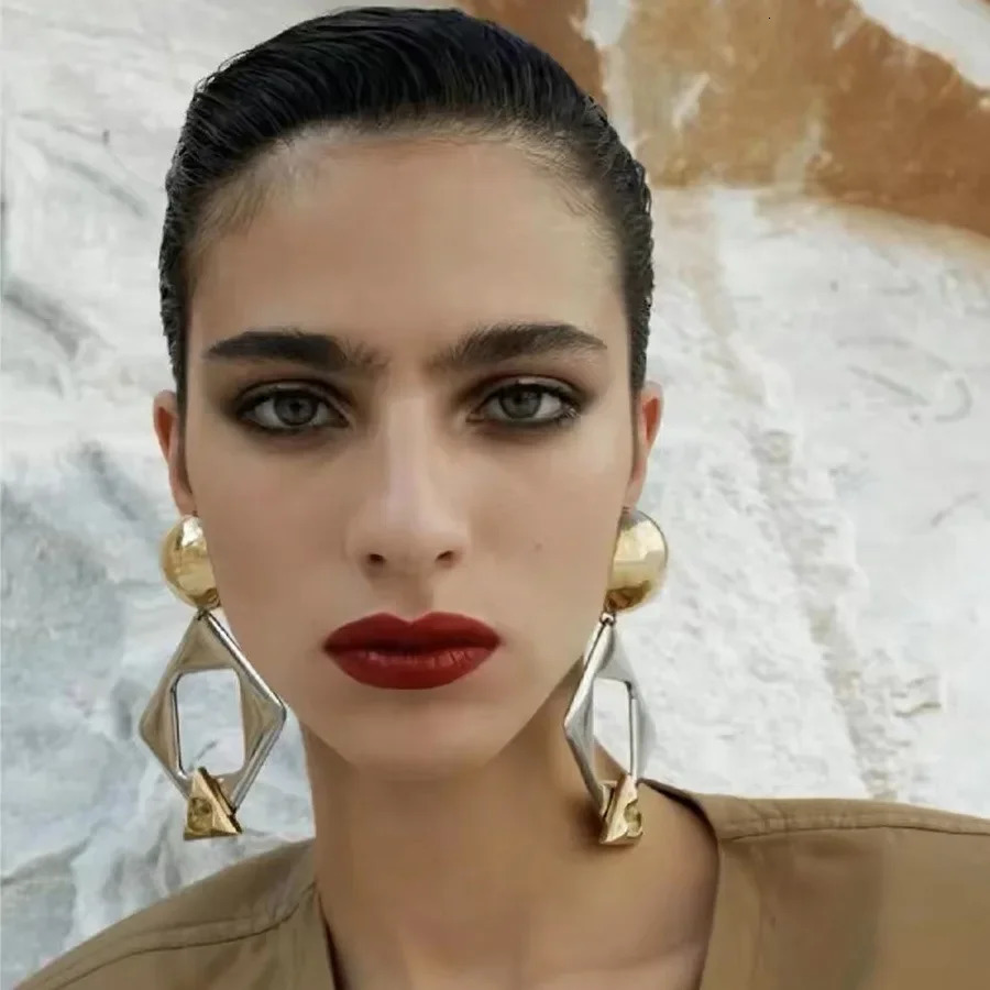 Fashionable ultra-thin hollow glossy metal square geometric earrings suitable for women exquisite daily jewelry 241018